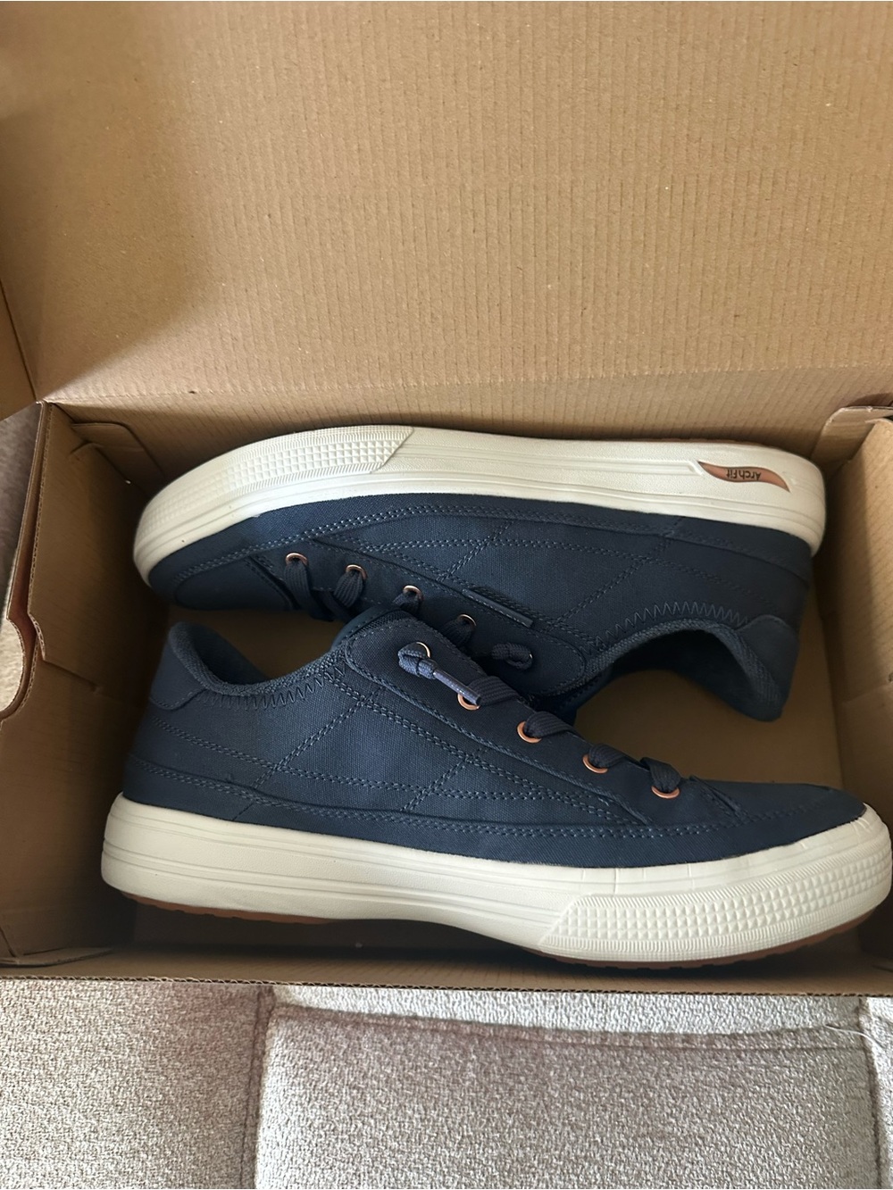 Skechers Red and White Vegan Shoe Box with Machine Washable Label - Picture 2 of 3